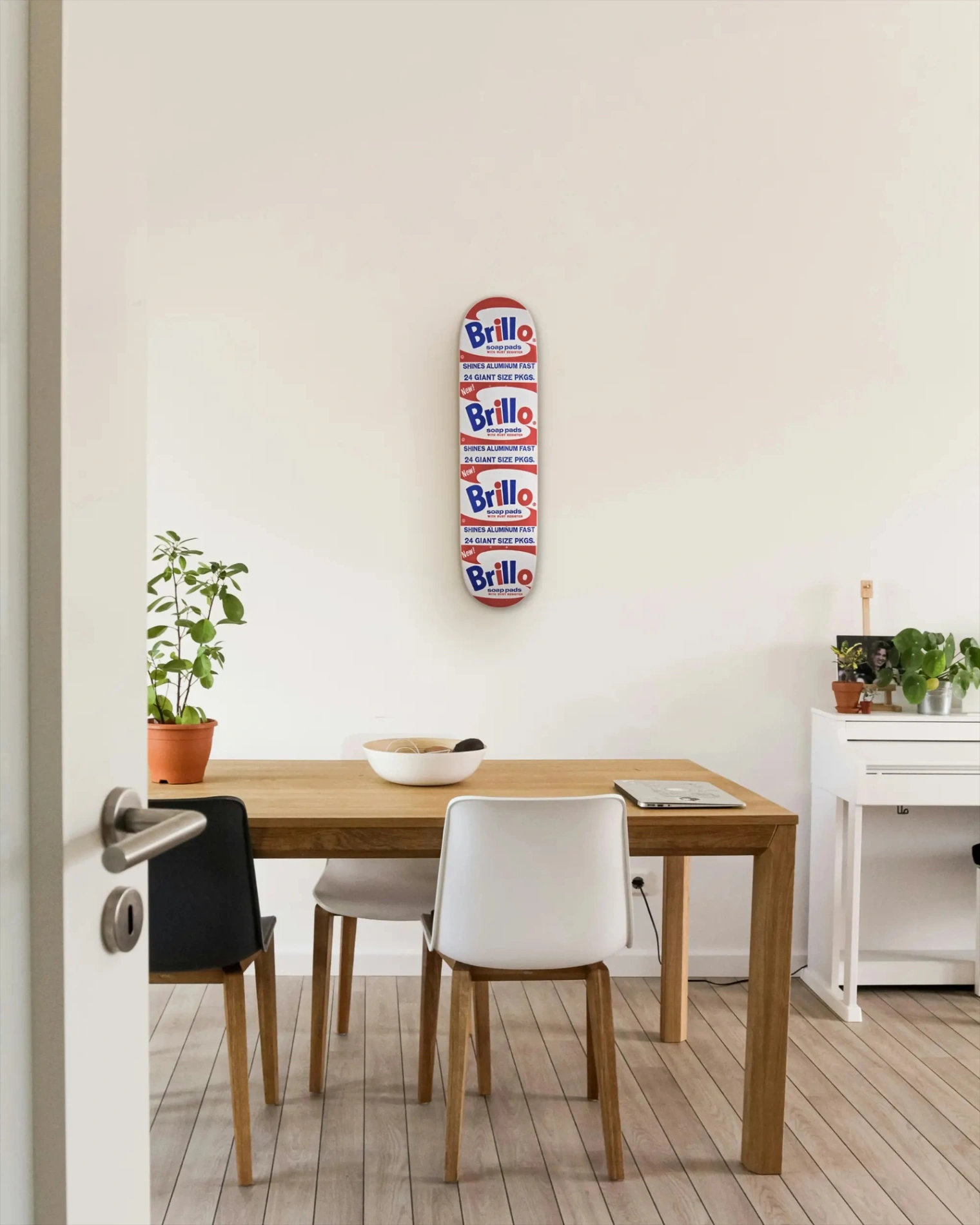 Andy Warhol Brillo – Avec Brillo, Warhol a fait s'effondrer la frontière entre objet d'art et produit de consommation., En élevant des emballages de supermarch