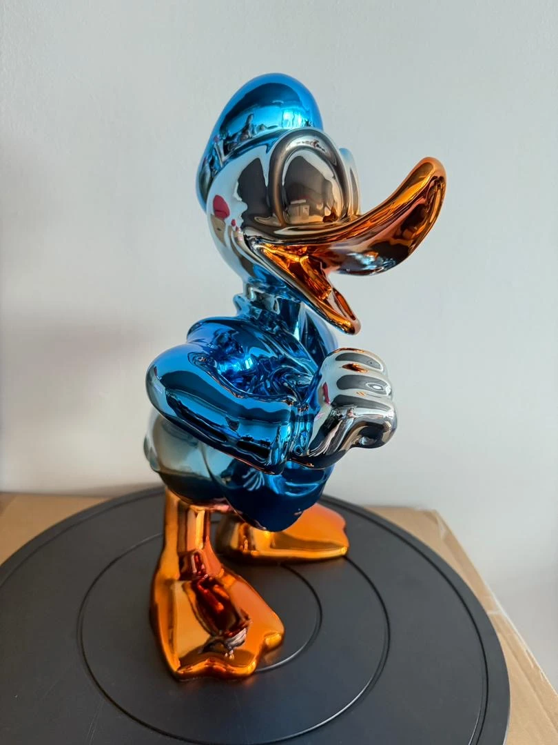 Charly Rocks (Né en 1983) – Daisy Blue, 2025, Painted resin sculpture with chrome car paint – photo 4