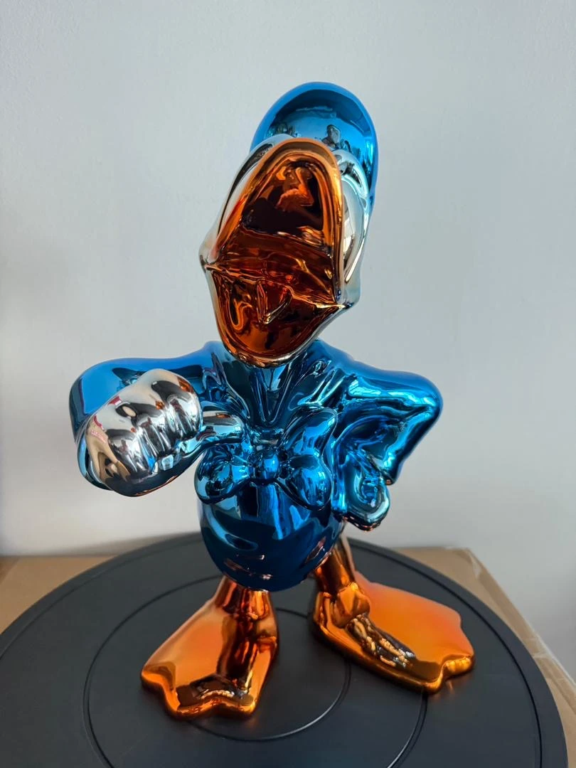 Charly Rocks (Né en 1983) – Daisy Blue, 2025, Painted resin sculpture with chrome car paint – photo 2