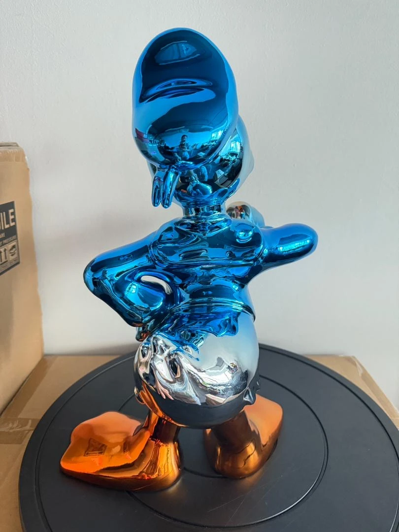 Charly Rocks (Né en 1983) – Daisy Blue, 2025, Painted resin sculpture with chrome car paint