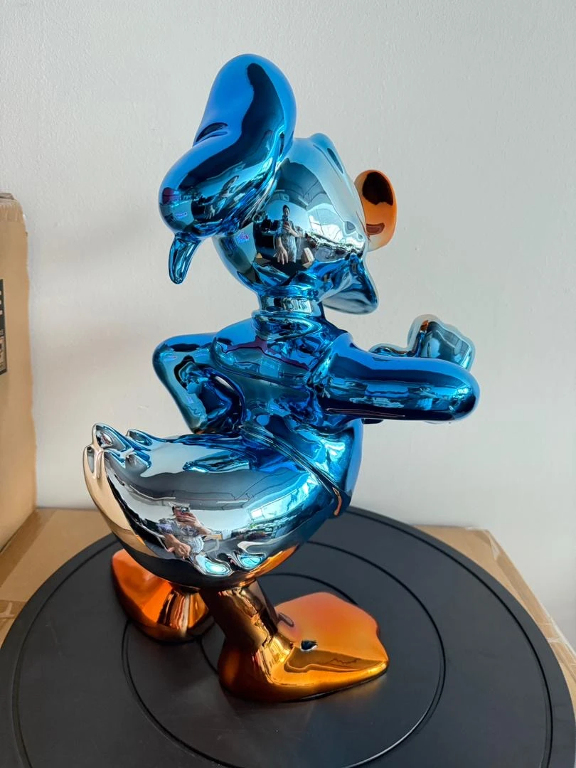 Charly Rocks (Né en 1983) – Daisy Blue, 2025, Painted resin sculpture with chrome car paint – photo 3