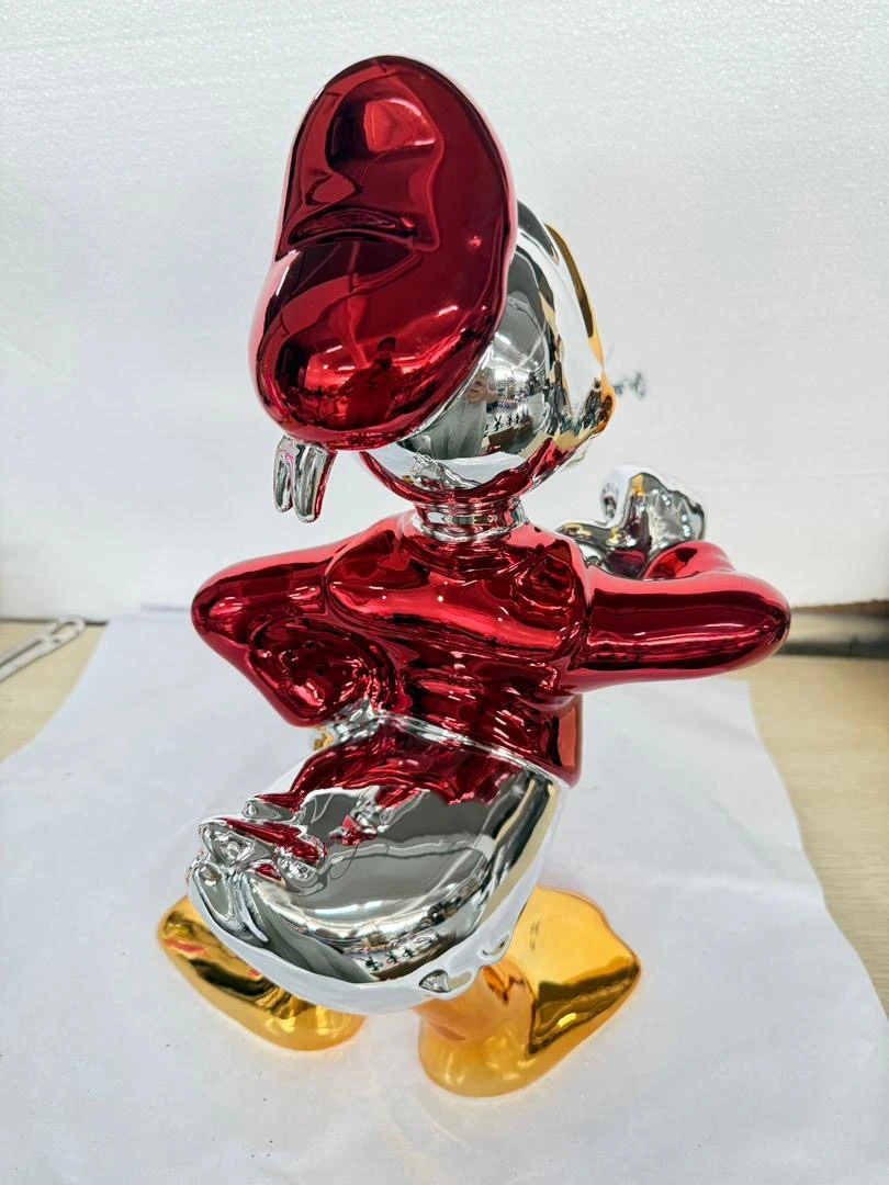 Charly Rocks (Né en 1983) – Daisy Red, 2025, Sculpture en résine peinte à la peinture de carosserie chromée – photo 2