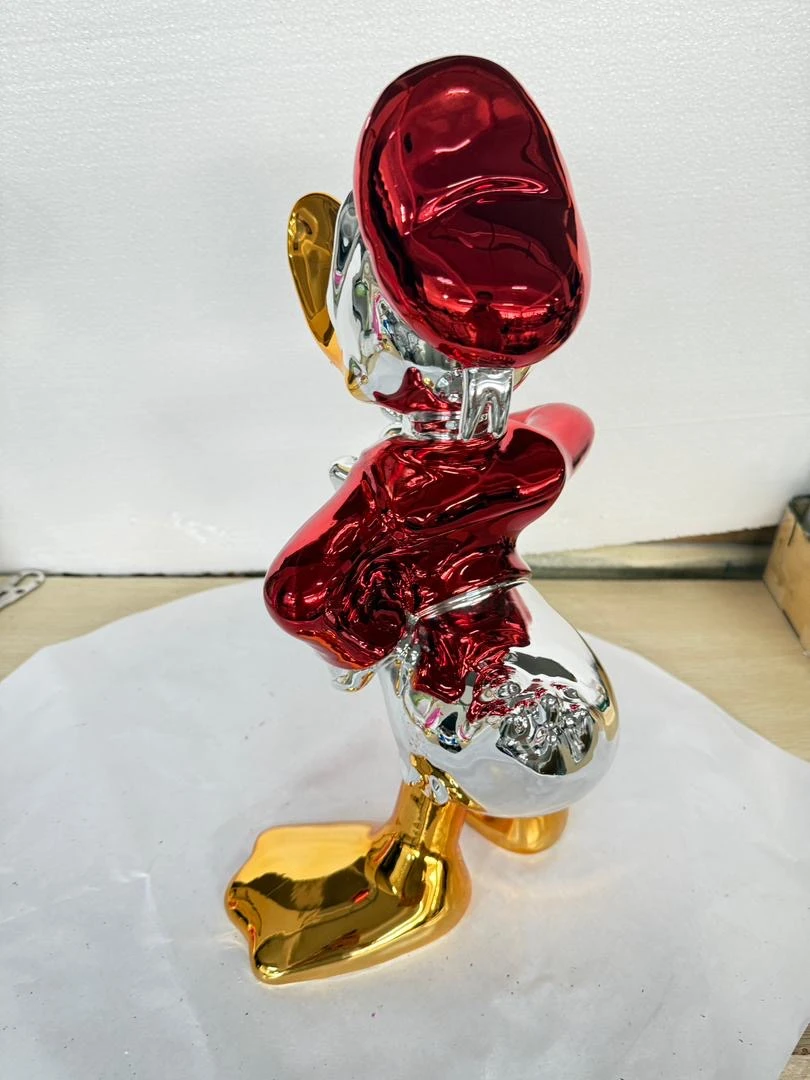 Charly Rocks (Né en 1983) – Daisy Red, 2025, Sculpture en résine peinte à la peinture de carosserie chromée