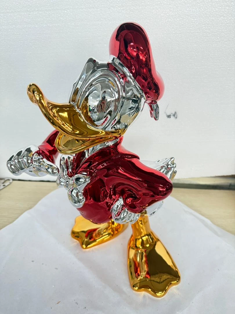 Charly Rocks (Né en 1983) – Daisy Red, 2025, Sculpture en résine peinte à la peinture de carosserie chromée – photo 3