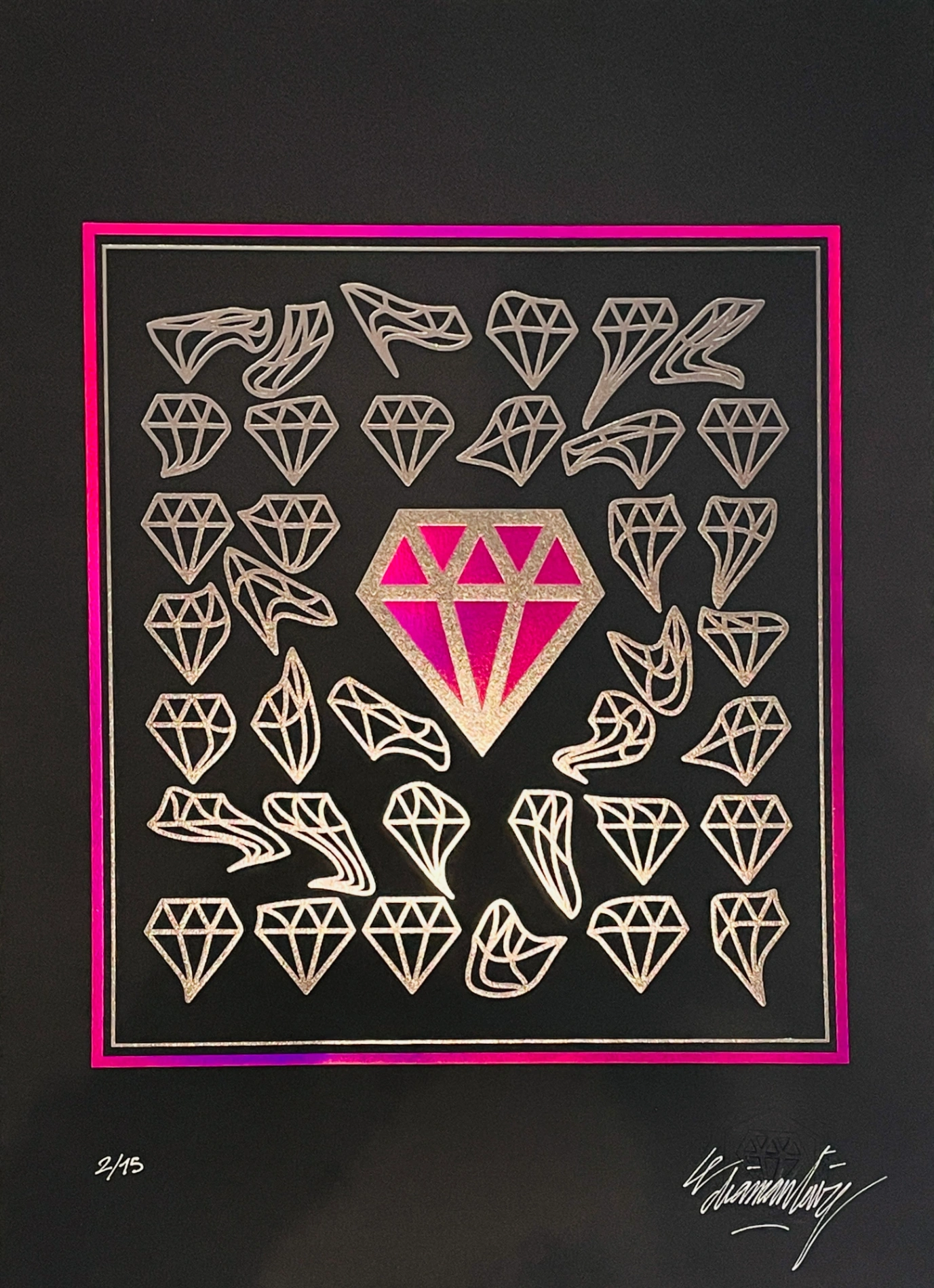 LE DIAMANTAIRE – Cycles, édition rose, Acrylique sur papier épais noir.