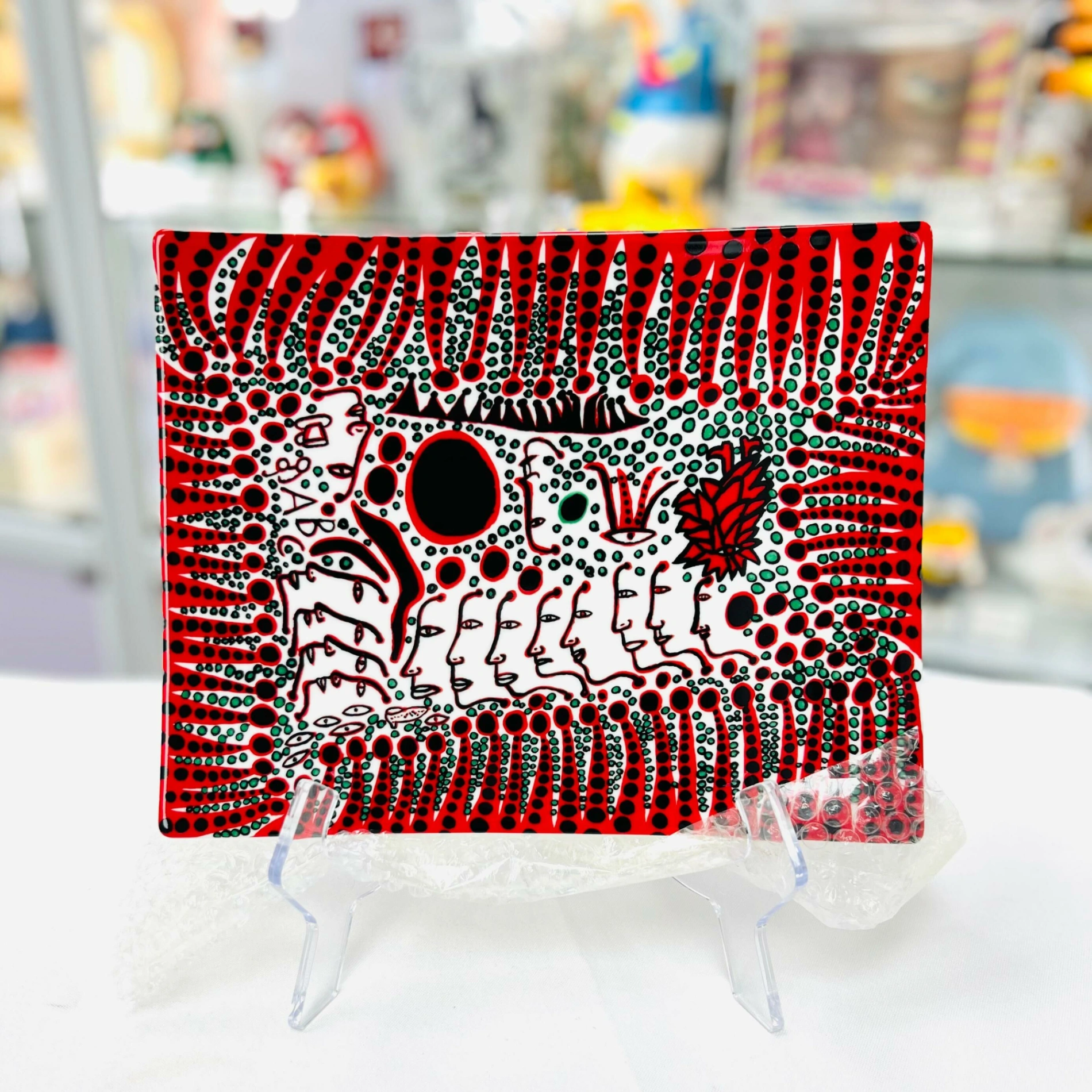 Yayoi Kusama Assiette “LES FEMMES ATTENDENT L'AMOUR, MAIS LES HOMMES S'EN VONT TOUJOURS” – photo 5