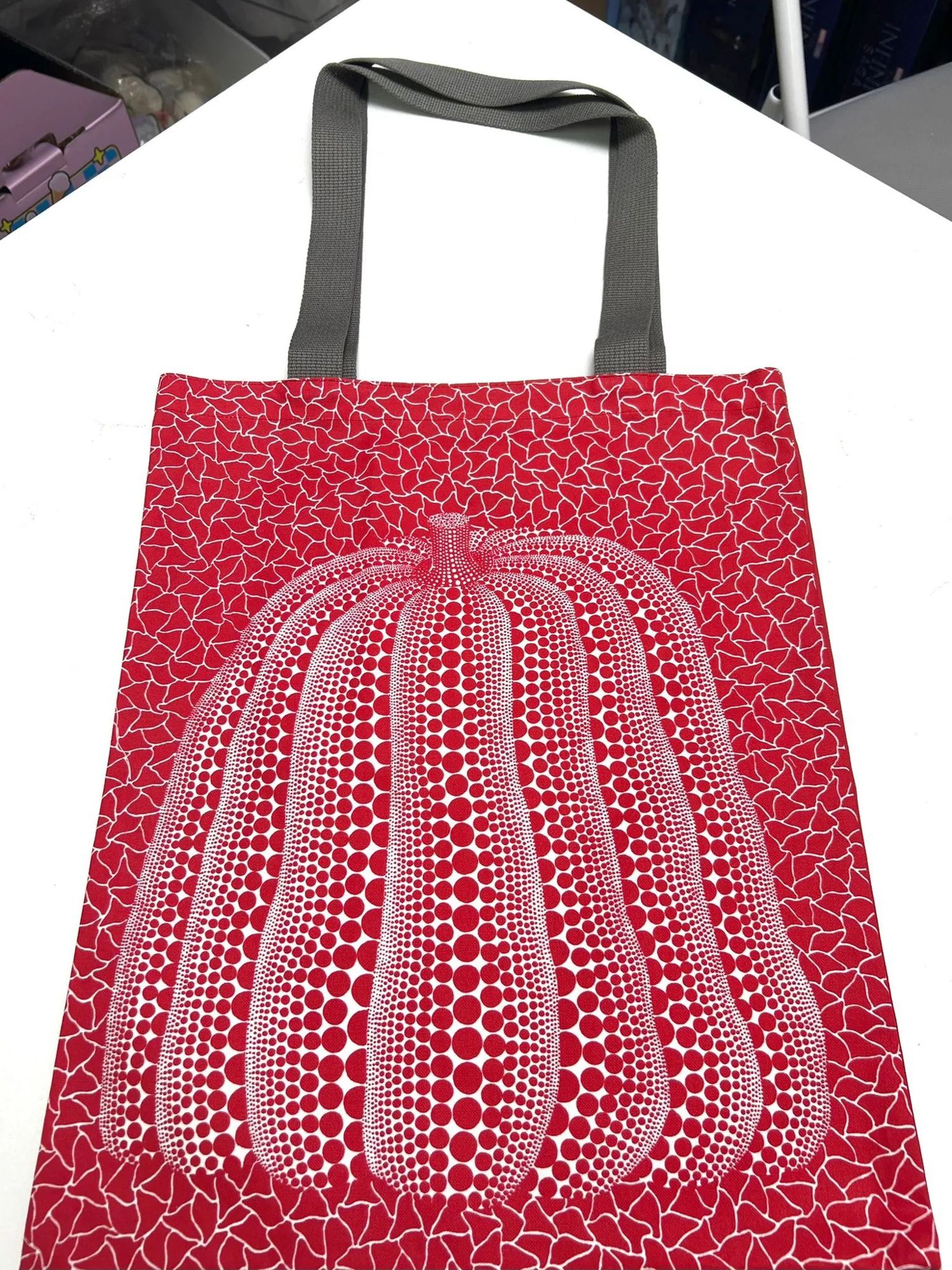 Sac fourre-tout « Citrouille rouge » de YAYOI KUSAMA PRINT WORKS : RÉPÉTITION & PROLIFÉRATION