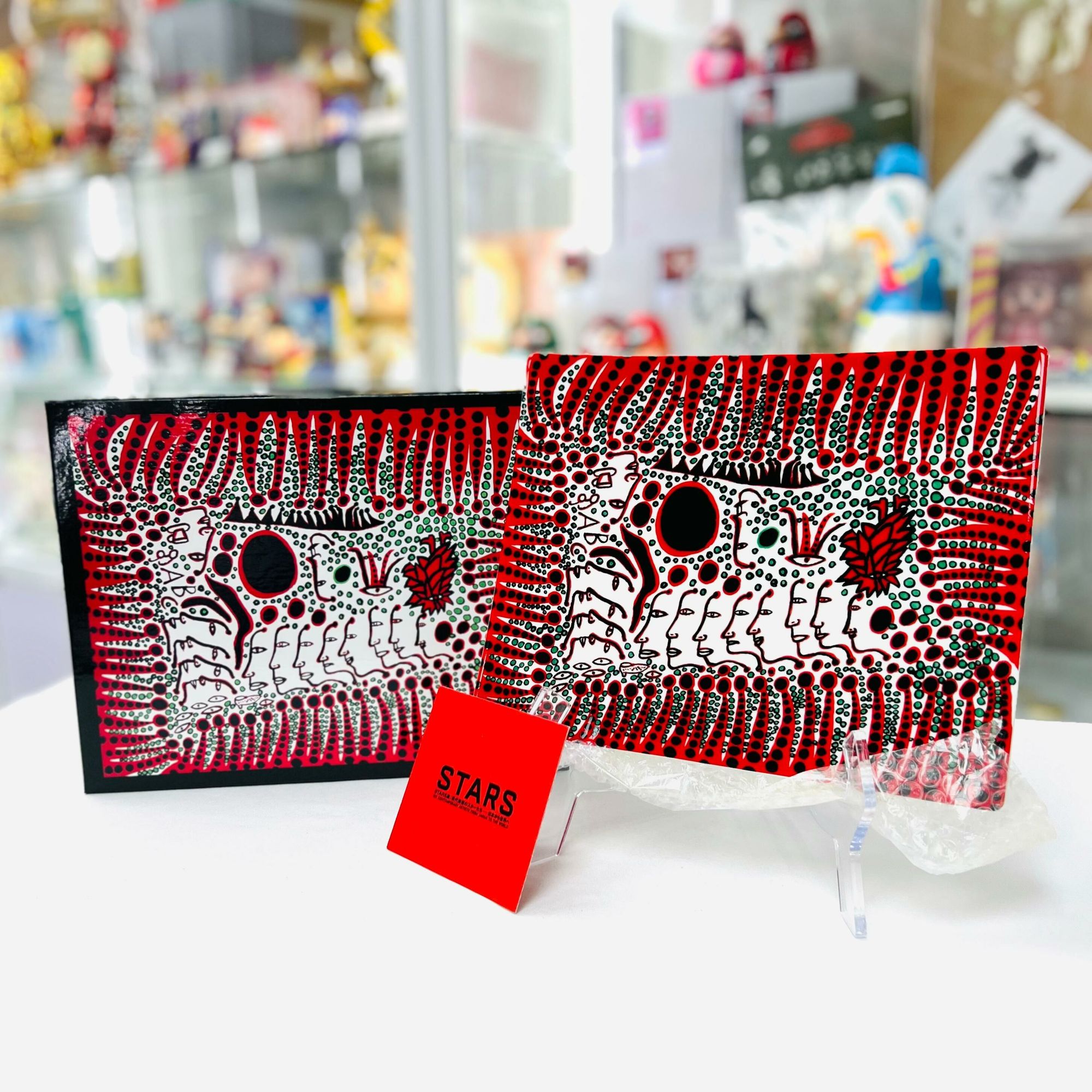 Yayoi Kusama Assiette « LES FEMMES ATTENDENT L'AMOUR, MAIS LES HOMMES S'ÉLOIGNENT TOUJOURS »