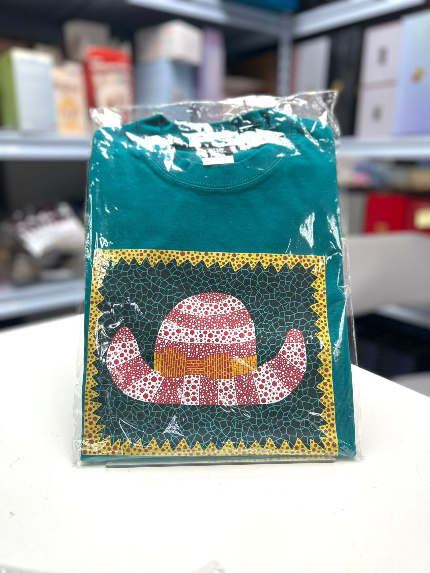 Tee “HAT” de YAYOI KUSAMA PRINT WORKS : REPETITION & PROLIFERATION