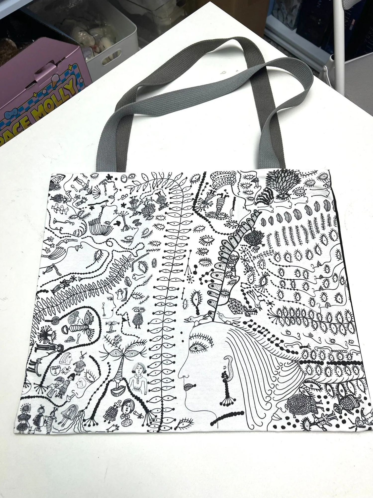 Sac "Love Forever" de YAYOI KUSAMA PRINT WORKS: REPETITION & PROLIFERATION