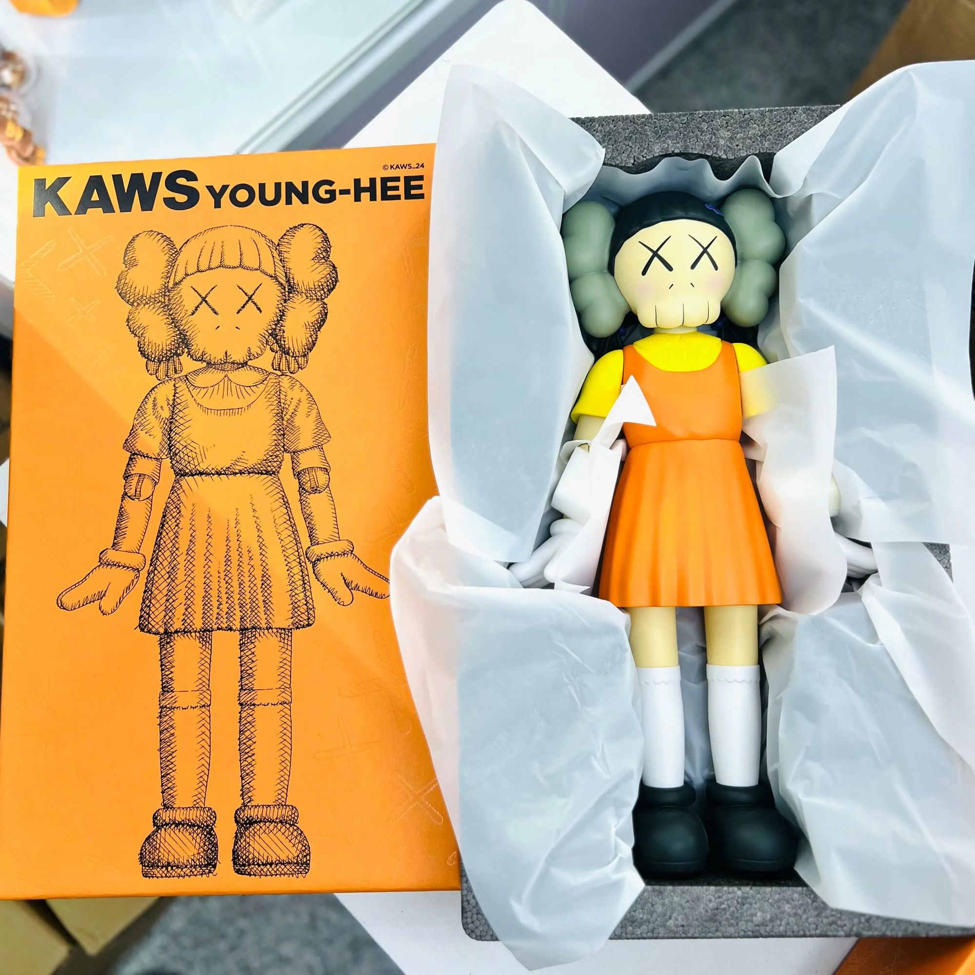 Figure KAWS YOUNG-HEE (Colorée)