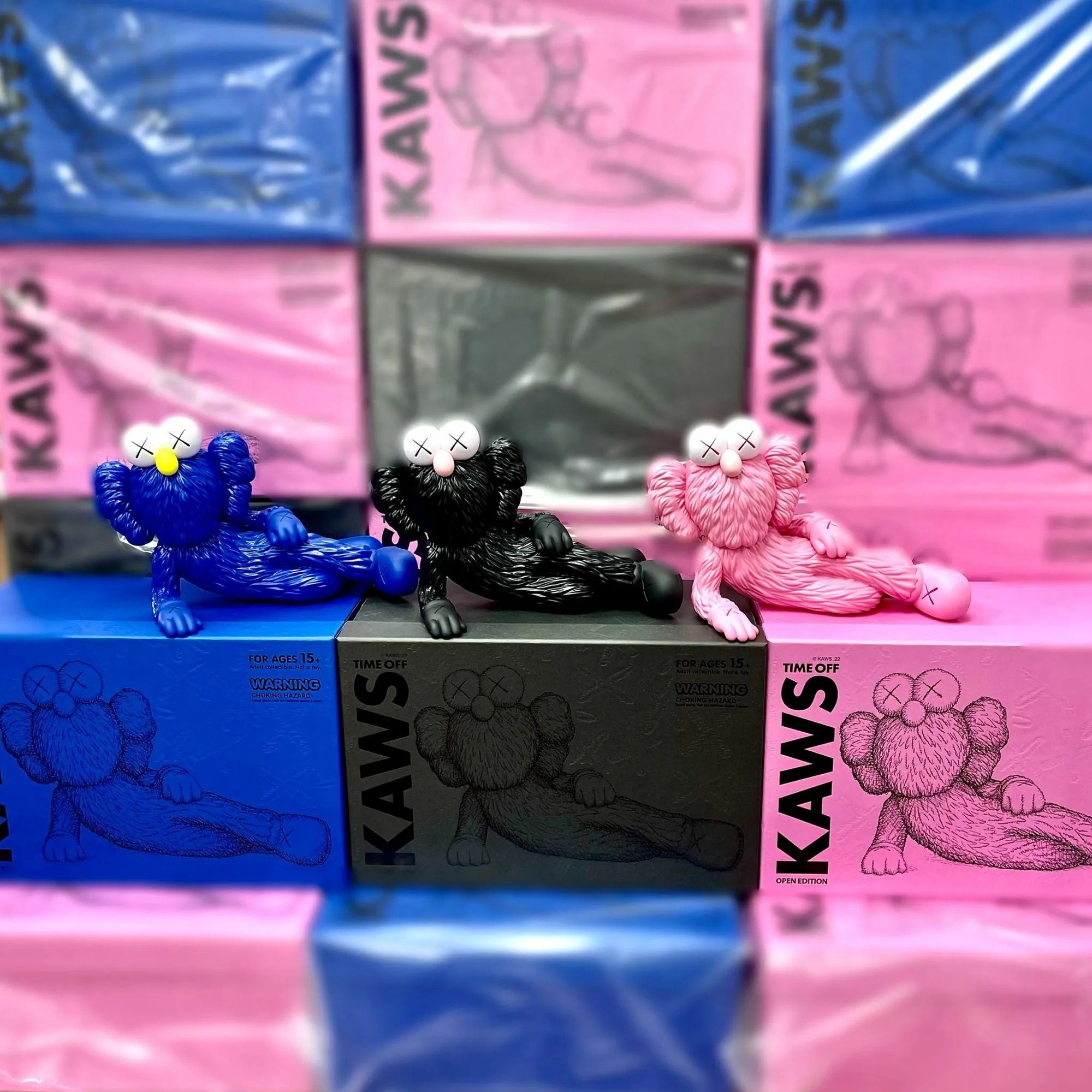 KAWS TIME OFF (Ensemble de 3), KAWS TIME OFF (Ensemble de 3)